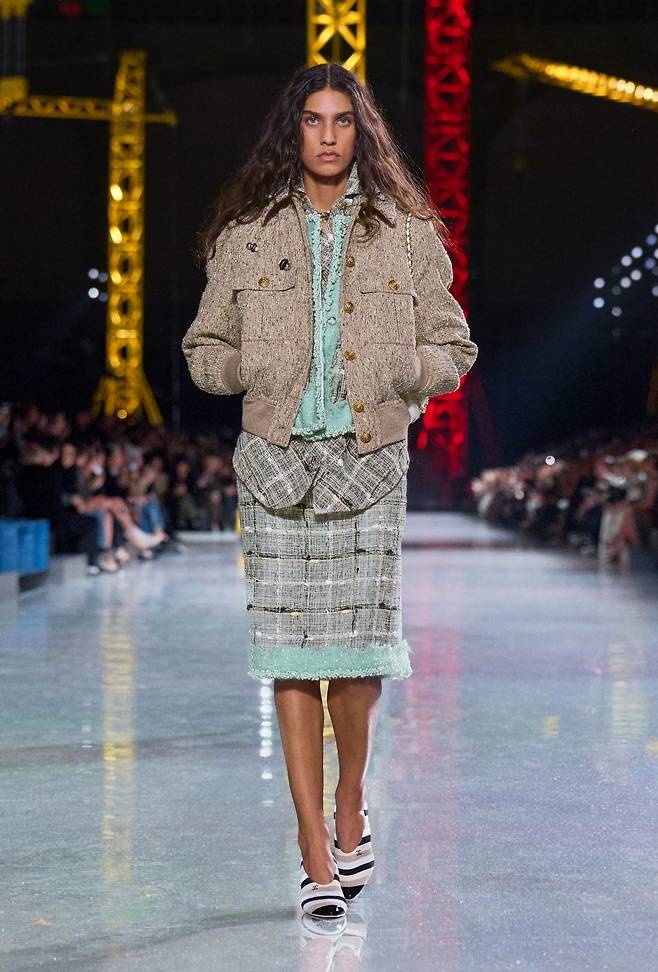 트위드 스커트 아래 레이스를 덧붙이고, 상의로는 보머를 매치해 새로운 스타일을 제시했다. 사진 샤넬