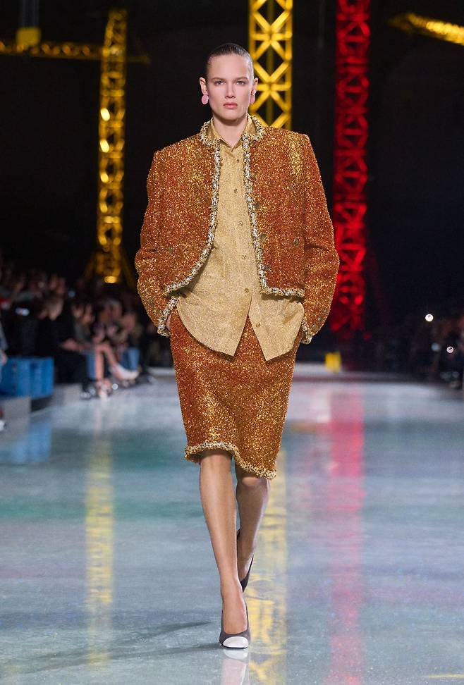 격자 무늬에서 탈피해 빛나는 메탈릭 소재를 활용한 새로운 트위드 룩. 사진 샤넬