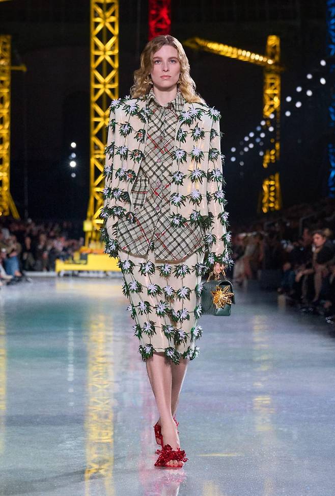 꽃잎이 둥근 카멜리아를 자신의 시선으로 재해석한 플라워 모티프의 룩. 사진 샤넬