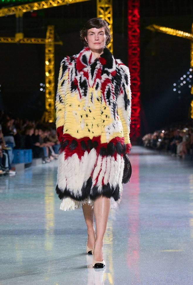 화이트, 옐로, 레드, 블랙 컬러가 하나의 옷에 담긴 퍼 코트. 사진 샤넬