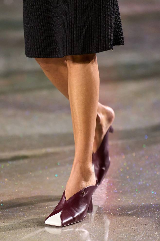 둥근 세로 절개선을 가진 투톤 스퀘어 토 뮬.