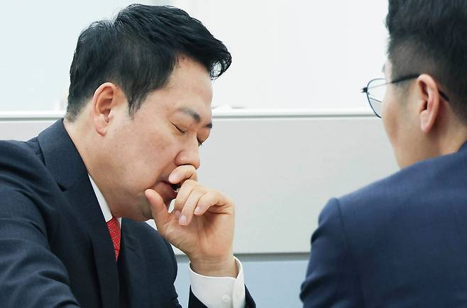 장동혁 국민의힘 대표가 25일 오전 국회 재경위원장실에서 박준태 당대표 비서실장과 대화하고 있다. 임현동 기자/20260325