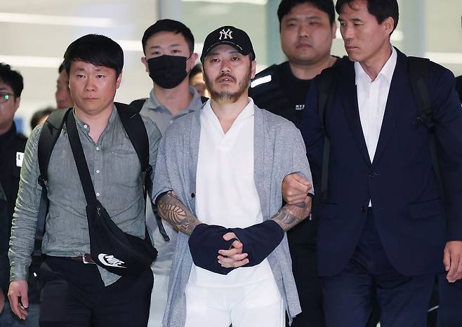 필리핀에서 교민 3명 살해, 탈옥, 국내 마약 유통 등을 일삼으며 '마약왕'으로 불리던 박왕열씨가 25일 인천국제공항을 통해 국내로 송환되고 있다. 연합뉴스