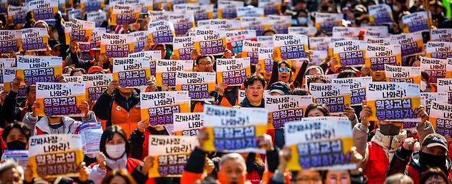 '노란봉투법'(노동조합 및 노동관계조정법 2·3조 개정 법률) 시행 첫날인 지난 10일 서울 종로구 세종대로에서 열린 민주노총 투쟁 선포대회에서 참가 조합원들이 구호를 외치고 있다. 뉴시스