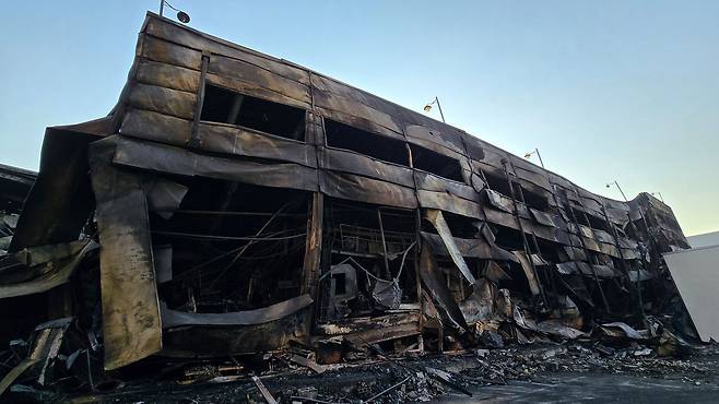 지난 20일 발생한 화재로 건물 전체가 붕괴한 대전 대덕구 안전공업㈜ 동관 모습. 신진호 기자