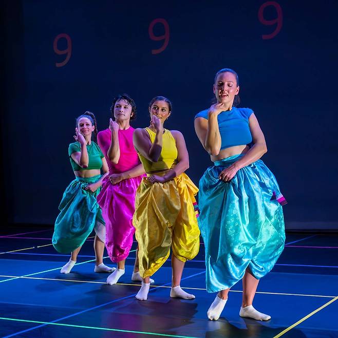 정다은 안무가의 작품 중 하나인 '놀이' 무대의 한 장면. 한국무용의 몸짓과 함께 판소리 구절, 전자 음향이 어우러진다. "과거와 현재, 즉흥성, 균일성과 개성 사이의 리드미컬한 만남"을 표현했다고 한다. 사진 정다은