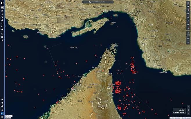 지난 3일(현지시간) 호르무즈해협 현황. 붉은색 표시는 유조선 현재위치를 나타냄. 화살표시는 운항중, 점 표시는 정박 중. 사진 마린트래픽닷컴 캡처