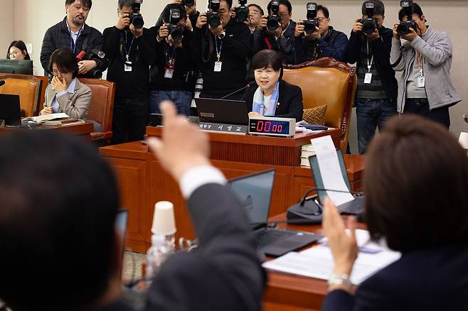 25일 서울 여의도 국회에서 열린 제433회 국회(임시회) 윤석열 정권 정치검찰 조작기소 의혹 사건 진상규명 국정조사특별위원회 제2차 전체회의에서 국민의힘 의원들이 서영교 위원장의 국회법 해설서 관련 발언에 대해 항의하고 있다. 뉴스1