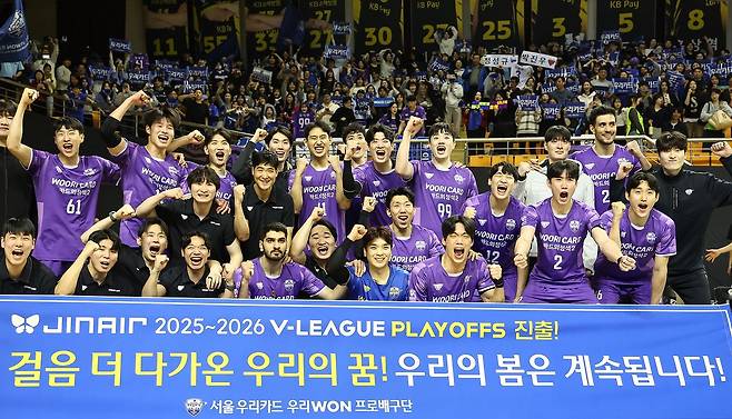 25일 오후 경기 의정부 경민대학교 기념관에서 열린 2025-26 V리그 남자부 준플레이오프 KB손해보험과 우리카드의 경기, 세트스코어 3대0 승리를 거둔 우리카드 선수들이 기념촬영을 하고 있다. 뉴스1