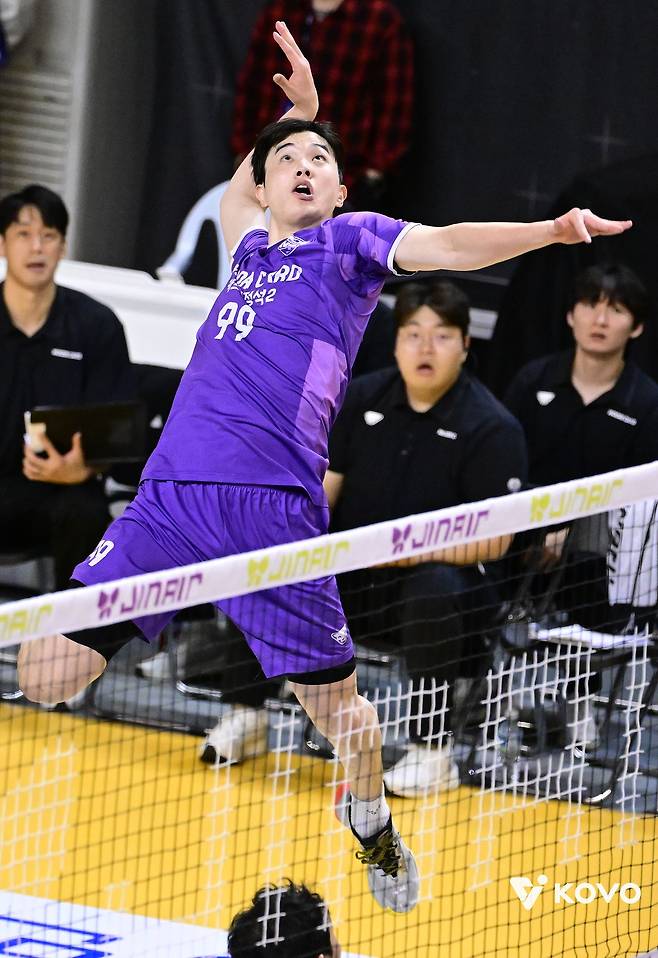 25일 KB손해보험과의 준플레이오프에서 활약한 우리카드 김지한. 사진 한국배구연맹