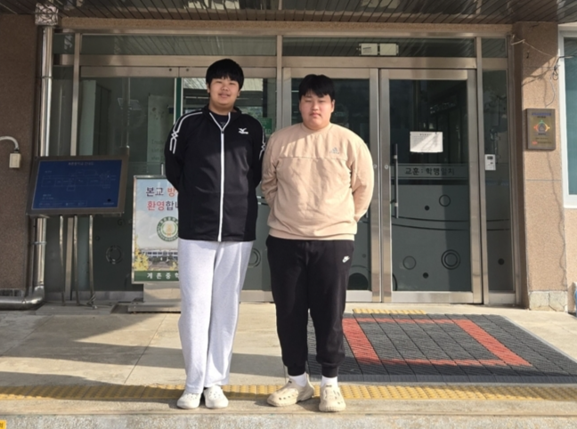 ▲ 전교생이 10명인 농촌 미니학교 평창 계촌중의 3학년생 2명과 지도교사가 무인멀티콥터(드론) 1종 자격시험에 합격해 화제다. 김지수(좌), 최재하(우) 학생.