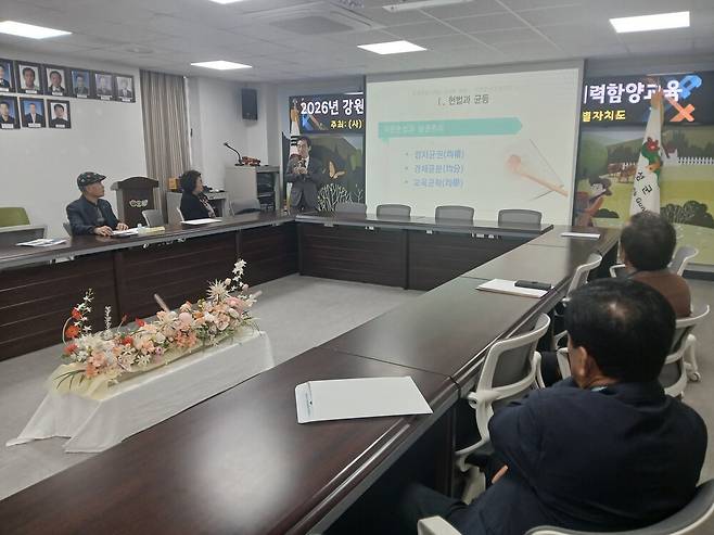 ▲ 강원특별자치도 주민자치회는 25일 횡성읍행정복지센터에서 김중석 강원도민일보 회장을 초청, 회원들을 대상으로 주민자치회 자치력 함양교육을 실시했다. 박현철 기자