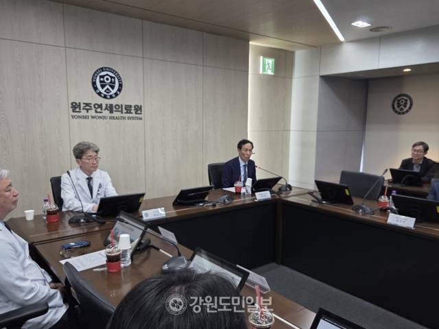 ▲ 더불어민주당 우상호 강원도지사 예비후보가 25일 연세대 원주세브란스 기독병원을 찾아 백순구 연세대 원주의무부총장 겸 원주연세의료원장, 송기헌(원주을) 국회의원, 의료진 등이 참석한 가운데 간담회를 가졌다. 권혜민 기자