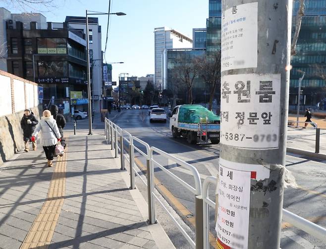 서울 시내 한 대학가의 월세 전단.  /사진=연합뉴스