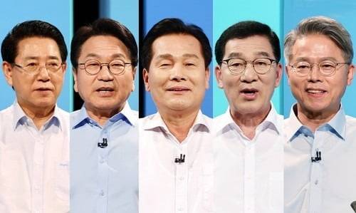 더불어민주당 전남광주특별시장 본 경선 진출자 5인. 왼쪽부터 기호순으로 김영록, 강기정, 주철현, 신정훈, 민형배 민주당 경선 후보. 연합뉴스