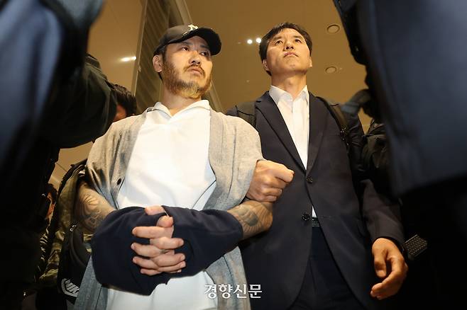 ‘필리핀 마약왕’ 박왕열이 25일 인천국제공항을 통해 국내로 송환되고 있다. 성동훈 기자