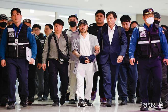 ‘필리핀 마약왕’ 박왕열씨가 25일 인천국제공항을 통해 국내로 송환되고 있다. 성동훈 기자