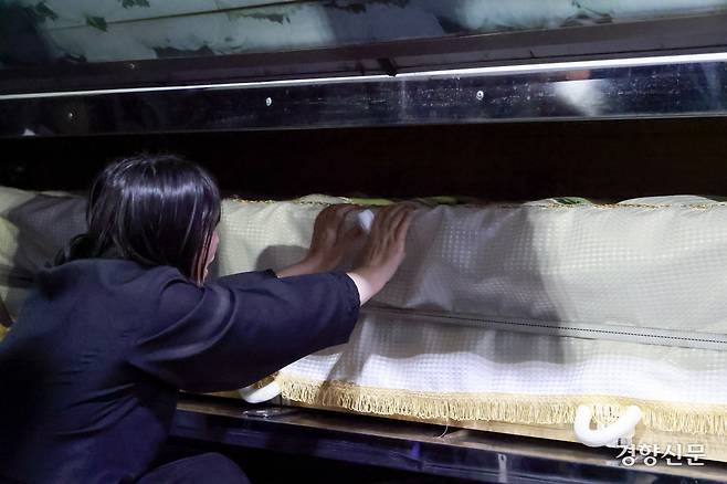 대전 안전공업 화재 참사 희생자 영결식이 열린 25일 대전 충남대학교병원 장례식장에서 고인의 아내가 관을 안고 오열하고 있다. 대전|문재원 기자