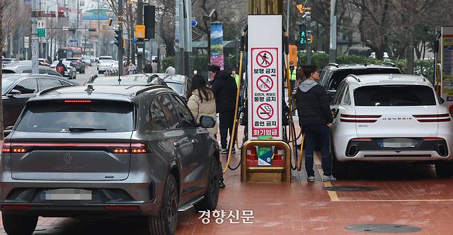 석유 최고가격제 시행 후 첫 주말인 지난 15일 서울 시내 한 주유소를 찾은 시민이 주유를 하고 있다. 성동훈 기자