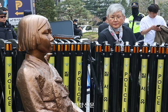 소녀상을 제작한 김서경 작가가 25일 서울 종로구 옛 주한 일본대사관 인근 평화의 소녀상 옆에서 열린 ‘제1745차 일본군 성노예제 문제해결을 위한 정기 수요시위’에서 소녀상의 상태를 살펴보고 있다. 성동훈 기자