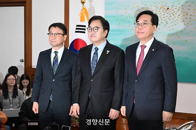 한병도 더불어민주당 원내대표(왼쪽)와 송언석 국민의힘 원내대표(오른쪽)가 지난 12일 우원식 국회의장 주재로 열린 여야 원내대표 회동에 참석해 기념촬영을 하고 있다. 박민규 선임기자