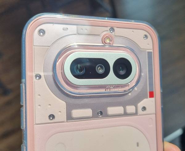 낫싱 폰(4a) 핑크 색상 제품에 젤리 커버를 씌웠다. 정옥재 기자