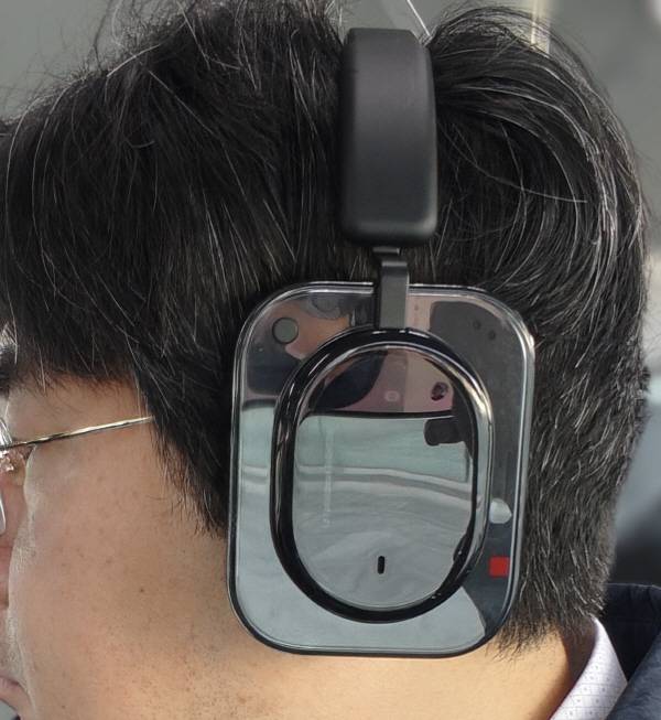 헤드폰(a)를 착용한 모습. 옐로우 등 다른 색상은 더 예쁠 것 같다. 40대 중후반이 착용하기에는 블랙이 무난하다. 정옥재 기자