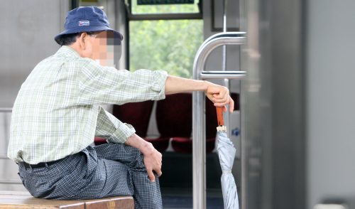 A man sits at Oido Station on Seoul Subway Line 4. (Ahn Hoon/The Korea Herald)
