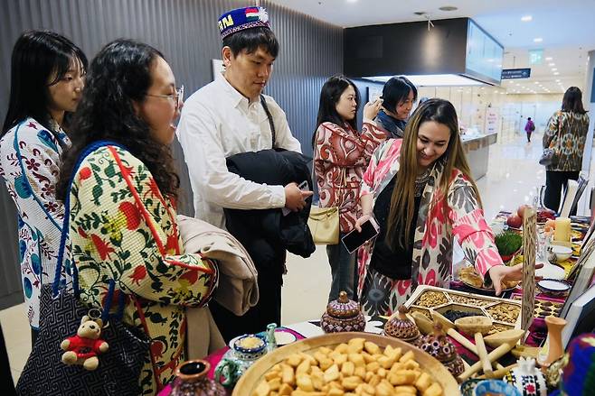 Members of South Korea's Tajik community  and visitors try Tajik food after a forum at Chungmu Art Center in Jung-gu,  Seoul, Tuesday (Embassy of Tajikistan in Seoul)