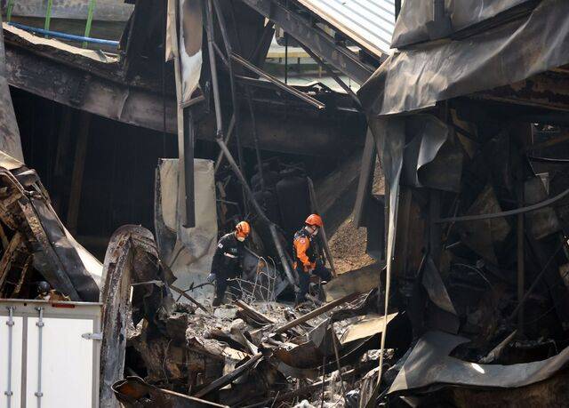 74명의 사상자가 발생한 대전 대덕구 안전공업 화재 합동감식에 투입된 소방 당국 관계자들이 24일 불에 탄 건물 안을 살펴보고 있다. 연합뉴스