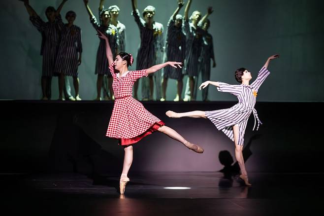 지우영이 안무한 댄스시어터샤하르의 창작발레 ‘안네 프랑크’. 스테파니 김(왼쪽)은 키티로 나오고, 정민찬은 독일 장교로 출연한다.   (c)댄스시어터샤하르