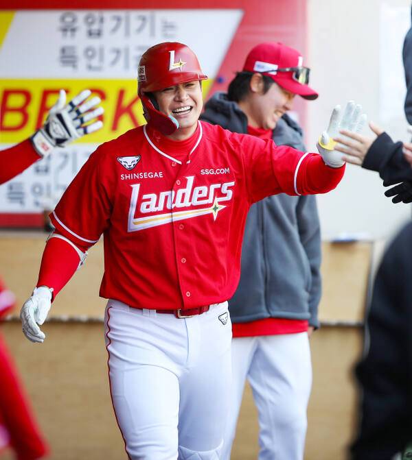 SSG는 장타력을 갖춘 김재환의 합류로 타선 보강을 이뤘다. SSG 제공