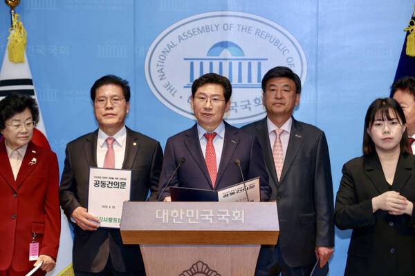 이상일 용인특례시장이 25일 국회 소통관에서 수도권 자치단체장들과 기자회견을 열고 수도권 규제 완화를 촉구하고 있다. 용인특례시 제공