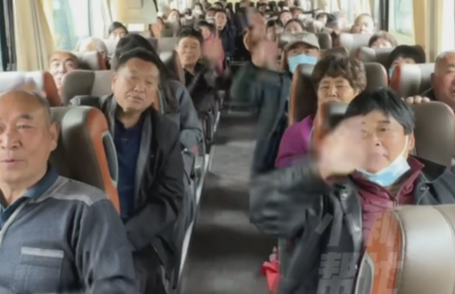 중국 제조업체 허난광산그룹이 직원 부모들이 여행을 떠나는 모습. [사회관계망서비스 캡처]