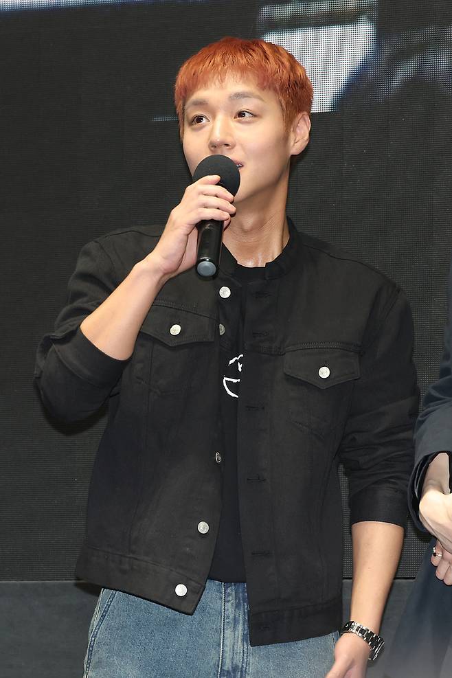 배우 박지훈이 17일 서울 강남구 메가박스 코엑스에서 열린 영화 ‘왕과 사는 남자’ 흥행 감사 무대인사에서 관객을 향해 인사말을 하고 있다. 연합뉴스