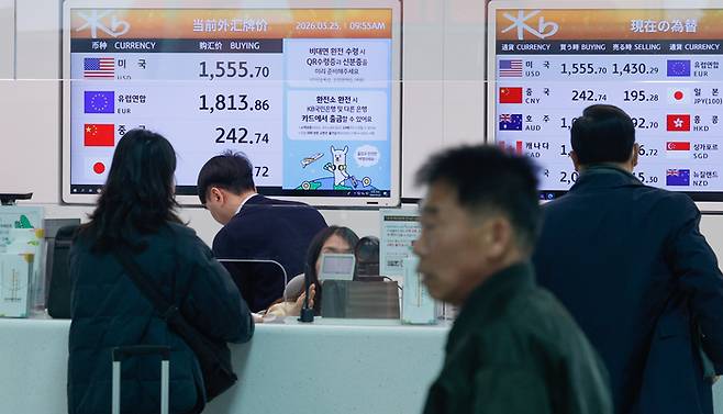 25일 인천국제공항 2터미널 환전소에서 달러, 엔화 등 환율 정보가 나오고 있다. [뉴스1]
