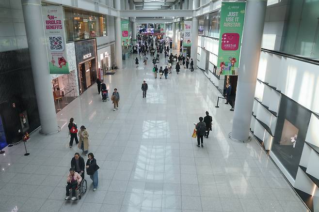 여행객들이 인천국제공항 1터미널 면세구역을 지나가고 있다. [뉴스1]