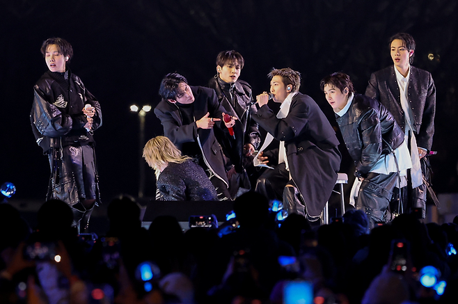 그룹 방탄소년단(BTS)이 지난 21일 서울 광화문 광장에서 정규 5집 ‘아리랑’(ARIRANG) 발매를 기념해 무료 공연 ‘BTS 컴백 라이브: 아리랑’(BTS THE COMEBACK LIVE｜ARIRANG)을 열고 있다. 연합뉴스