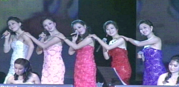 모란봉악단의 공연 모습. 몸매가 고스란히 드러나는 미니 원피스에 10㎝는 훌쩍 넘을 듯한 킬힐 등 파격적인 복장을 하고 있다. [연합뉴스조선중앙TV]