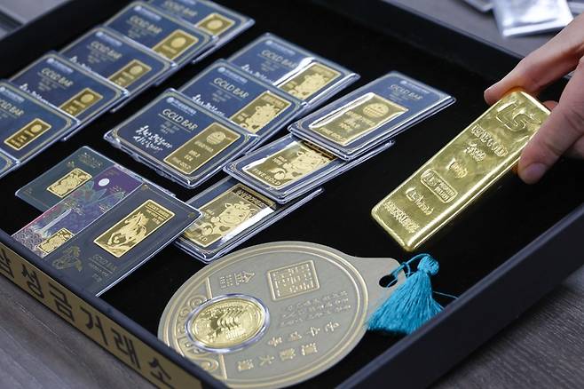 서울 종로구 삼성금거래소에서 직원이 골드바를 들어보이고 있다. [한주형 기자]