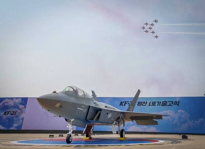 25일 오후 경남 사천시 KAI(한국항공우주)에서 열린 KF-21 양산 1호기 출고식에서 블랙이글스의 축하 비행이 펼쳐지고 있다. 20260324 청와대사진기자단 김호영기자