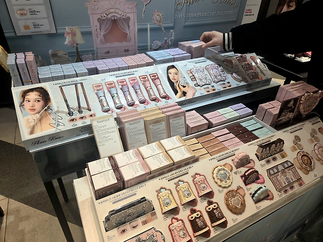 지난 16일 오후 서울 마포구 홍대입구역 인근 시코르 매장에서 한 고객이 플라워노즈 제품을 구매하려는 모습. [김혜진 기자]