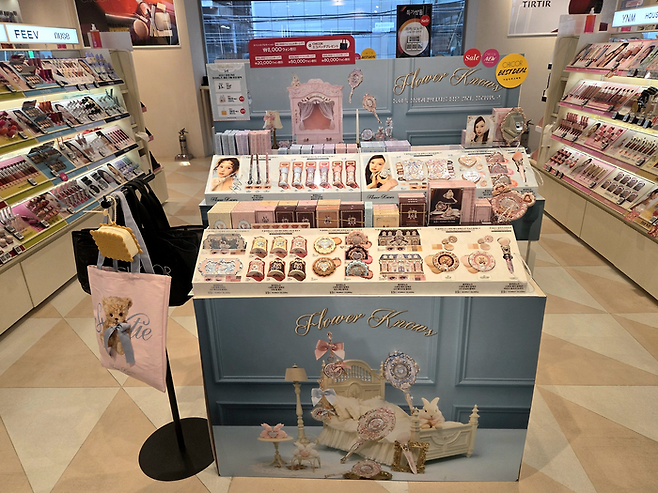 지난 16일 오후 서울 마포구 홍대입구역 인근 시코르. 플라워노즈 매대가 매장 중앙에 배치돼있다. [김혜진 기자]