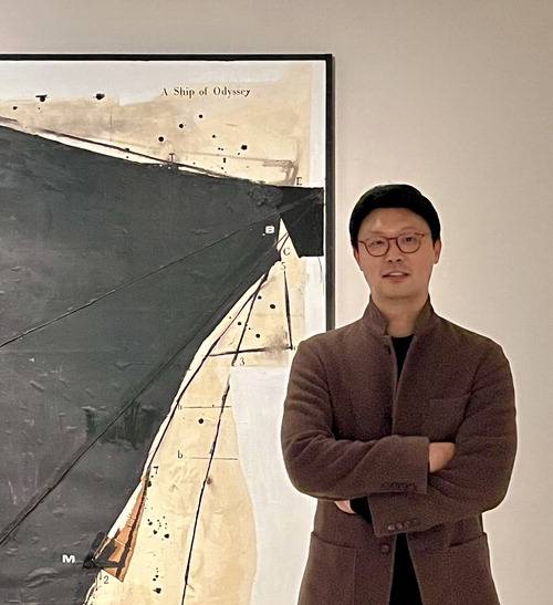 차우희 작가 그림 앞에 선 최재우 조현화랑 대표. 조현화랑