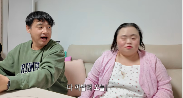 가족의 거침없는 폭로에 서은혜의 결혼 전 연애사가 공개되며 사위 조영남이 당황한 반응을 보였다. 사진=유튜브 채널 ‘니얼굴_은혜씨’