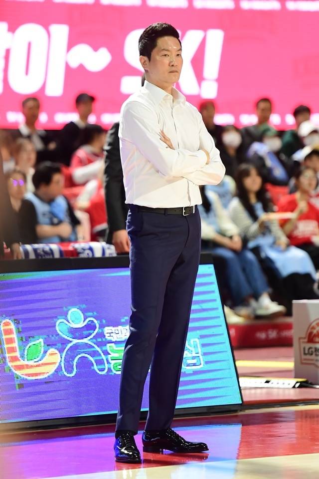 전희철 SK 감독은 경기 후 “선수들은 열심히 해줬다. 다만 아쉬운 건 실책, 3쿼터부터 트랜지션을 허용한 것이다. 4쿼터 마지막 리바운드 열세도 아쉽다. 그래도 그동안 연습했던 걸 경기에서 잘 보여주려고 했다”고 이야기했다. 사진=KBL 제공