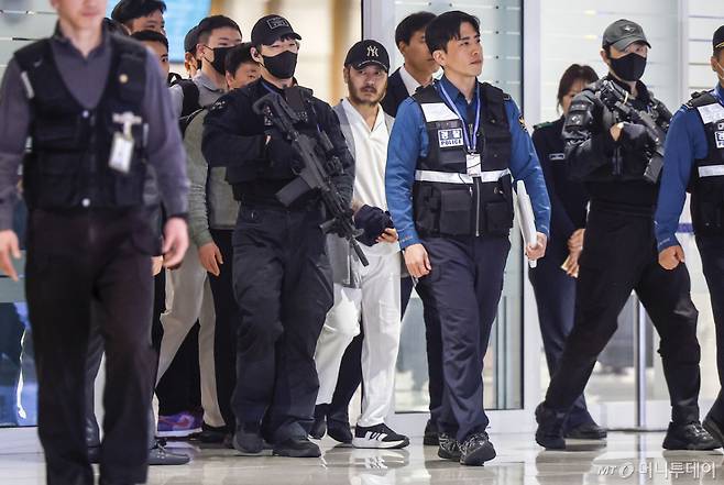 필리핀에서 이른바 '전세계'라는 활동명으로 마약을 유통했던 박왕열 씨가 25일 인천국제공항 제2터미널을 통해 송환되고 있다. 2026.03.25. jhope@newsis.com /사진=정병혁