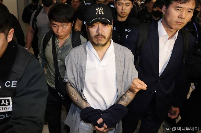 필리핀에서 복역 중이던 이른바 '마약왕' 박왕열(48)이 25일 한국으로 송환, 인천국제공항에서 이송되고 있다./사진=머니투데이 DB