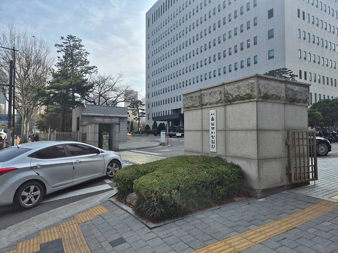 25일 오전 서울남부지법 입구 모습. /사진=박진호 기자.