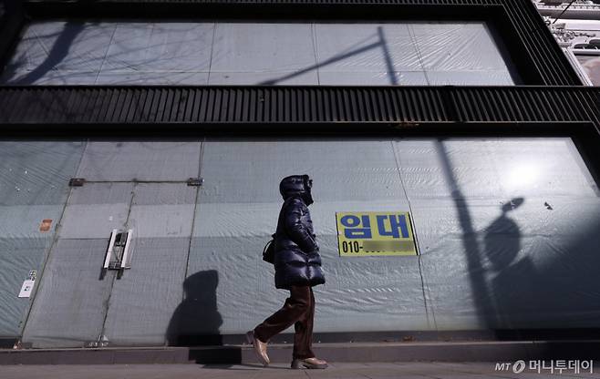 (서울=뉴스1) 박지혜 기자 = 25일 서울 종로2가 대로변 건물에 임대 문구가 붙어 있다.  지난해 새 정부 출범 이후 추경을 통한 소비쿠폰 지급에도 자영업자는 4만명 가까이 감소해 코로나19 발병 이후 최대 감소폭을 기록했다.  이날 국가데이터처의 국가통계포털(KOSIS)에 따르면 지난해 전국 자영업자 수는 562만 명으로 전년보다 3만8000명 줄었다.  2026.1.25/뉴스1  Copyright (C) 뉴스1. All rights reserved. 무단 전재 및 재배포,  AI학습 이용 금지. /사진=(서울=뉴스1) 박지혜 기자